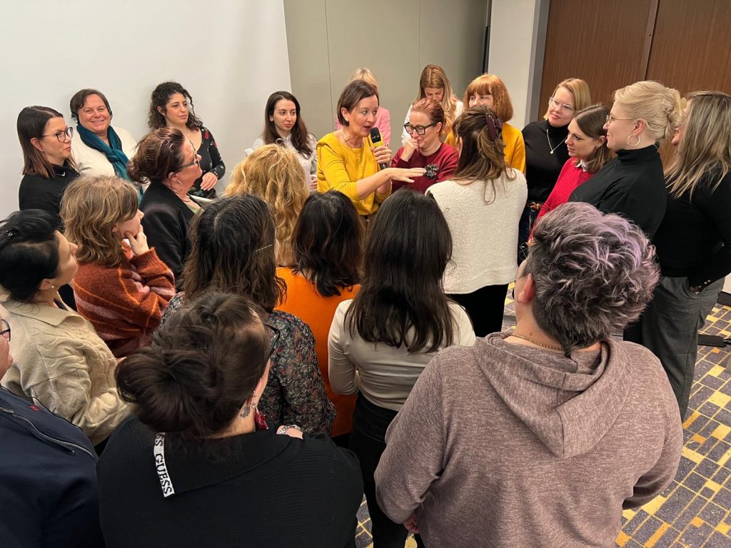 Equipo diverso aprendiendo Lenguaje Visual Estratégico